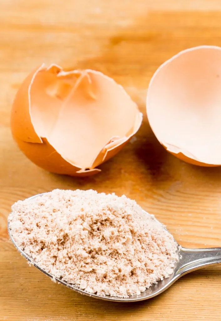 adding egg shells to tomato planting hole