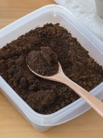 save coffee grounds winter